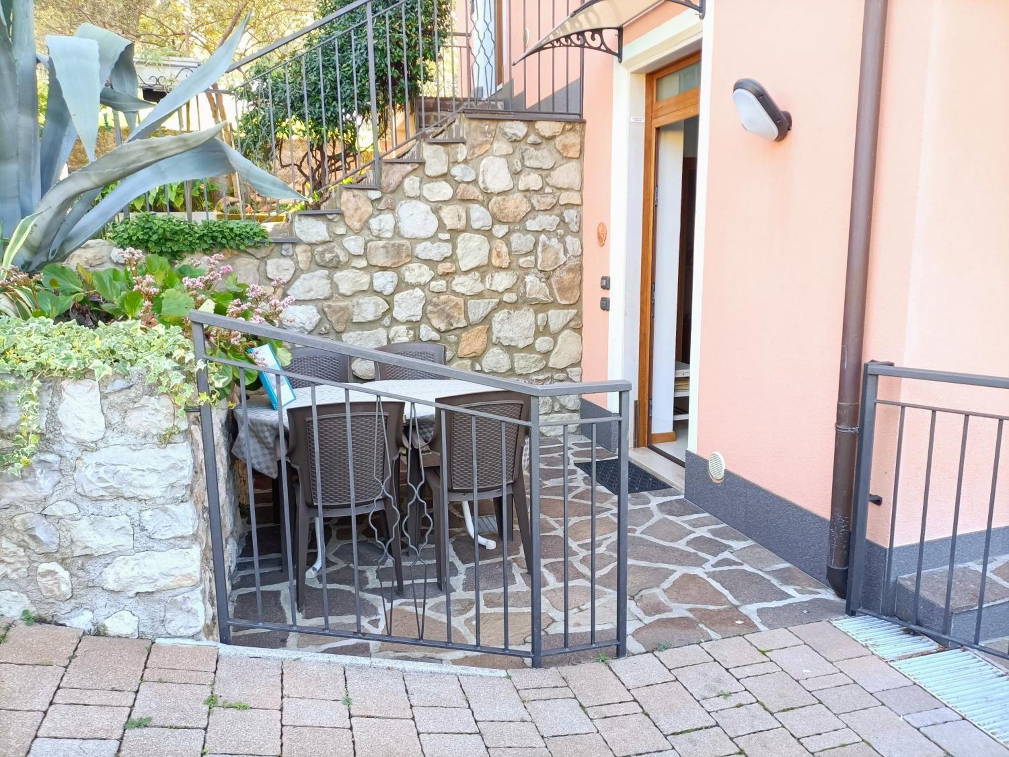Appartamenti Casa Nina, Lago,Montagne, Uliveti Brenzone sul Garda Exteriör bild